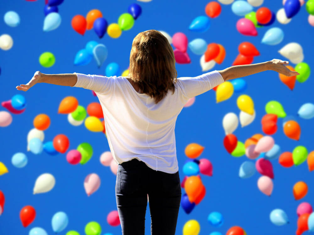 kolorowe balony i kobieta
